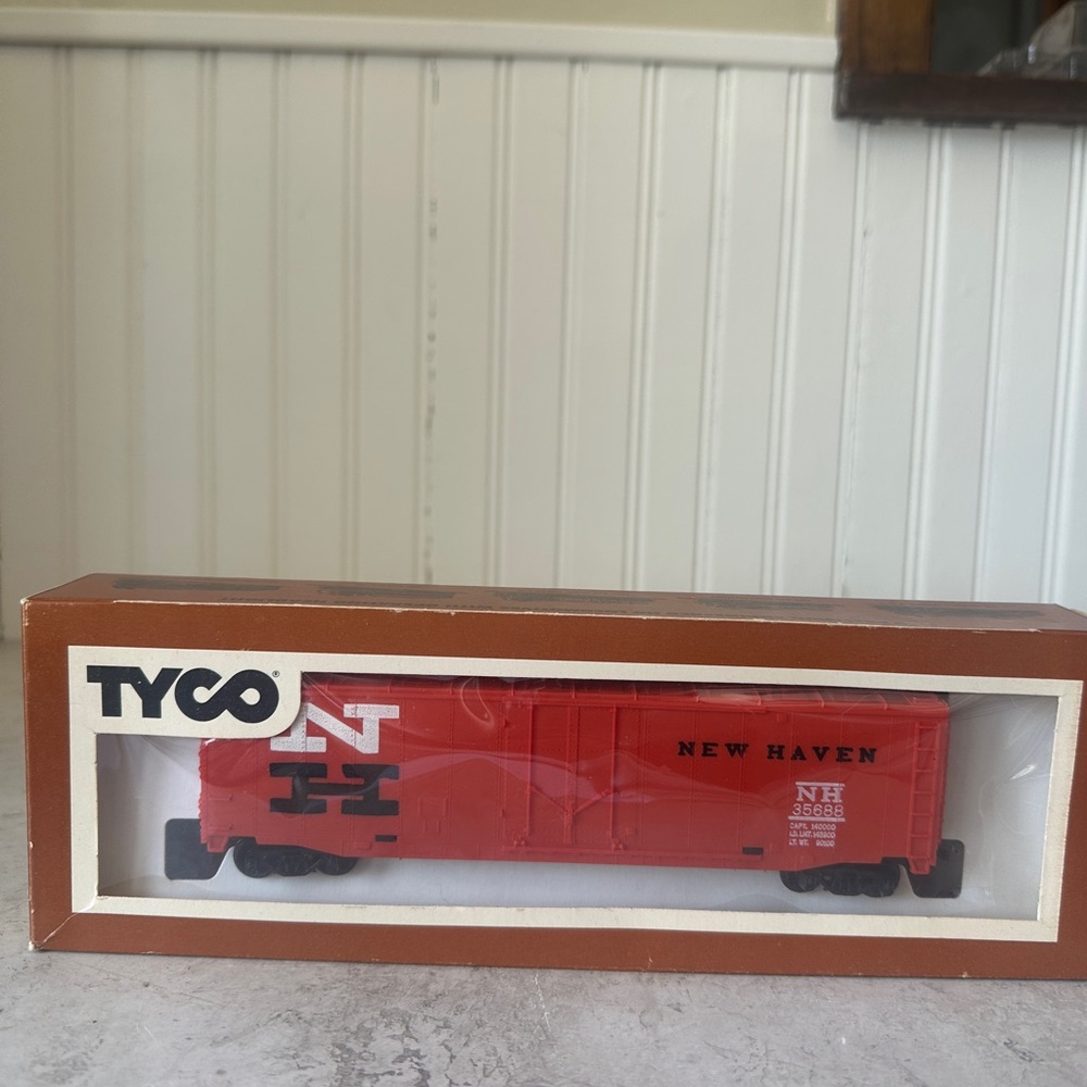 Tyco Box Car 339B HO Scale 50 Foot Plug Door New Haven #35688 Red In Box